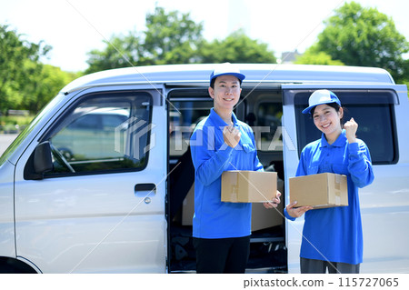 有行李的亞洲男性和女性送貨司機 115727065