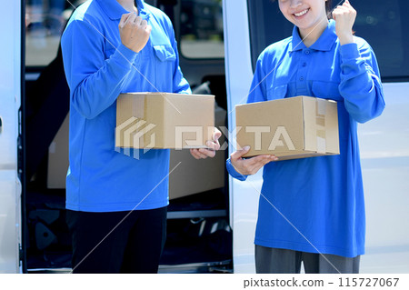 有行李的亞洲男性和女性送貨司機 115727067