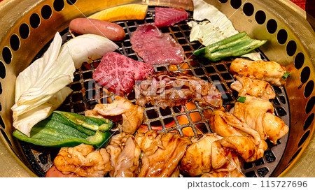 在桌面爐子上燒烤烤肉和蔬菜。 115727696