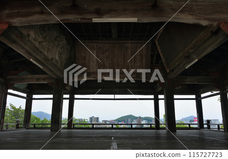 從防府天滿宮春風樓的地板上欣賞防府市的景色 115727723