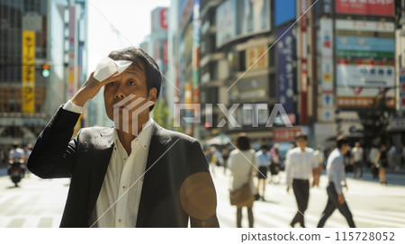 商人在炎熱的夏日擦汗 115728052