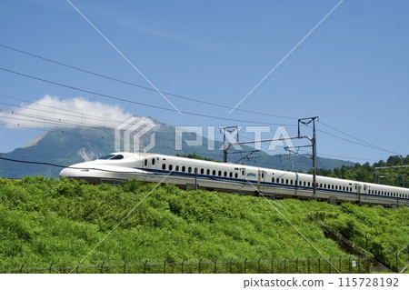 夏天,以伊吹山為背景,新幹線在藍天下行駛 夏天,以伊吹山為背景,新幹線在藍天下行駛 115728192
