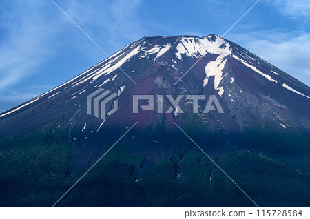 從山梨縣忍野村看到的富士山頂 115728584