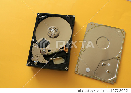 What the inside of the hard disk drive looks like when the lid is opened 115728652