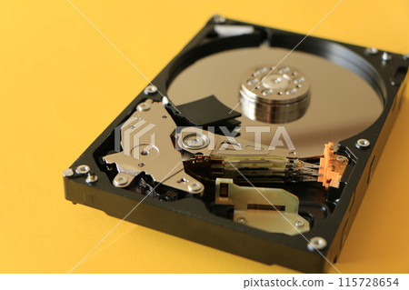 What the inside of the hard disk drive looks like when the lid is opened What the inside of the hard disk drive looks like when the lid is opened 115728654