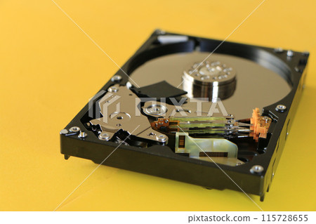 What the inside of the hard disk drive looks like when the lid is opened What the inside of the hard disk drive looks like when the lid is opened 115728655