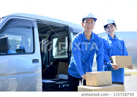 Asian male and female delivery drivers carrying luggage Asian male and female delivery drivers carrying luggage 115728730