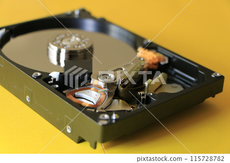 What the inside of the hard disk drive looks like when the lid is opened What the inside of the hard disk drive looks like when the lid is opened 115728782