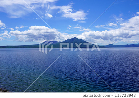 從支笏湖畔眺望的樽前山與不倒岳 115728948