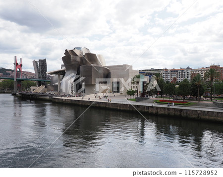 Contemporary museum building at Nervion river in European Bilbao city in Spain 115728952