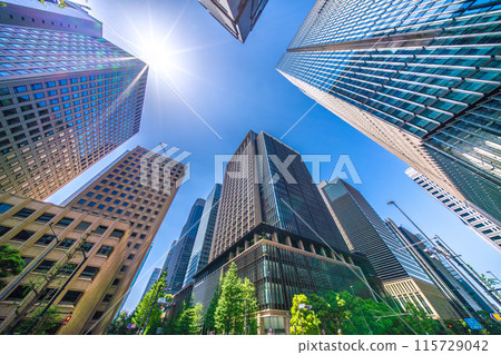 日本東京的城市景觀 - 夏日風情...從大手町站前十字路口看藍天下的建築物= 4月28日 115729042