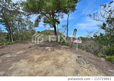 Tanba "Iwao Castle" Stone walls and castle trail made of rough stone Tanba "Iwao Castle" Stone walls and castle trail made of rough stone 115729661