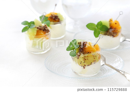 Yogurt topped with quinoa and fruit 115729888