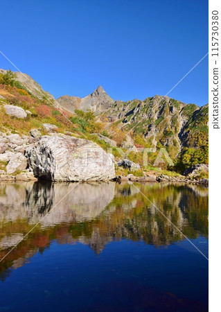秋季冰川公園 射嶽山倒影在天狗池中 115730380