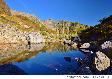 秋季冰川公園 射嶽山倒影在天狗池中 115730381