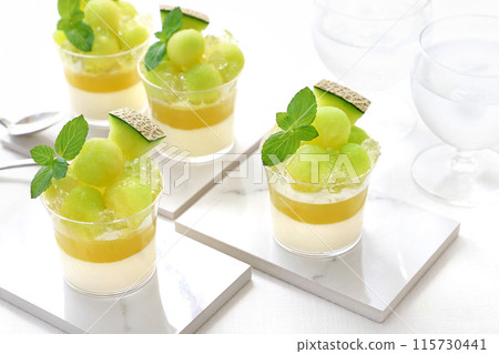 Early summer melon desserts, melon verrine, melon jelly 115730441