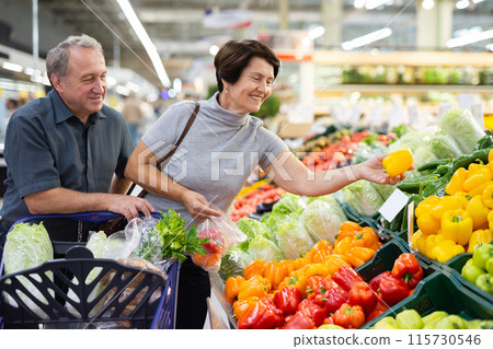 Husband and wife choose quality pepper Husband and wife choose quality pepper 115730546