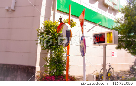 車站附近超市多層停車場出入口的鏡面標誌 115731099