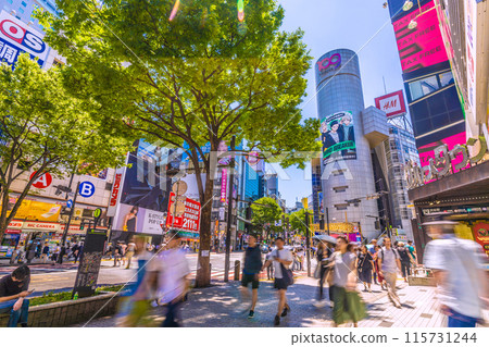 日本東京城市景觀入境復興。繁忙的澀谷109正面和澀谷站入口/出口的景色= 6月19日 115731244