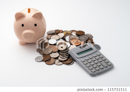豬存錢筒、硬幣和計算器 115731511