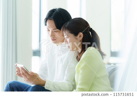 看智能手機的年輕夫婦 115731651