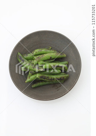 Grilled snap peas on black plate top view 115733201