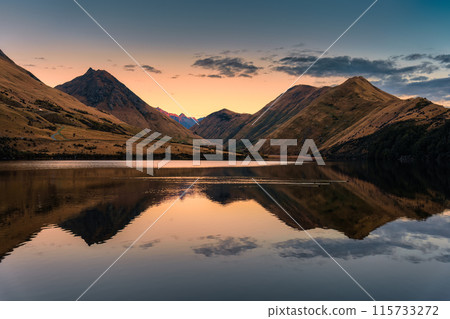 Sunset sky over Moke Lake reflect with mountain range and flock of duck at Queenstown, New Zealand 115733272
