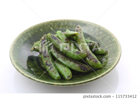 Baked napped peas on a baking tray, diagonal top view 115733412
