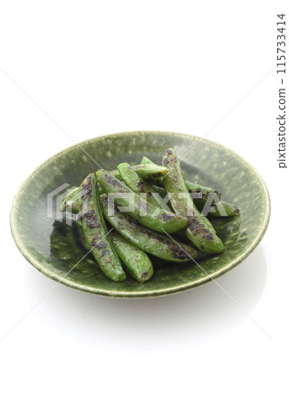 Oribe 燒盤上的烤豌豆，對角線視圖 115733414