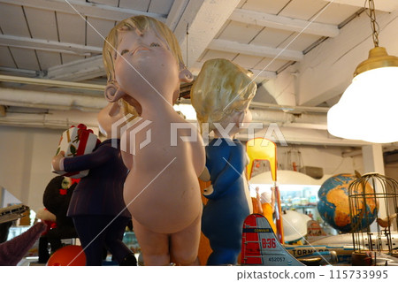 Tin toy museum 115733995