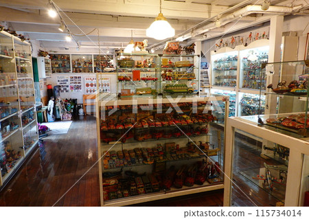 Tin toy museum 115734014