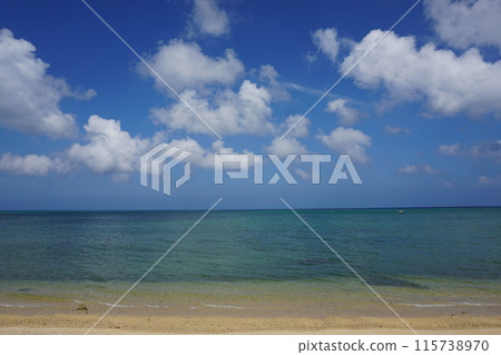 雲彩漂浮在藍天和海灘上 雲彩漂浮在藍天和海灘上 115738970