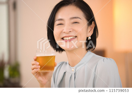 中年婦女喝啤酒可口 115739053