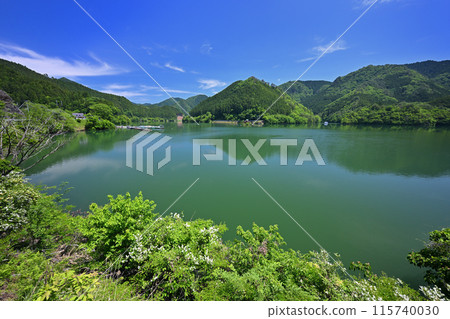 Lake Ginzan seen from the road along the lakeside (Ikuno-cho, Asago City, Hyogo Prefecture) 115740030