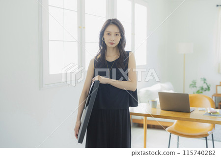 帶著藝術作品集袋的年輕女子 115740282