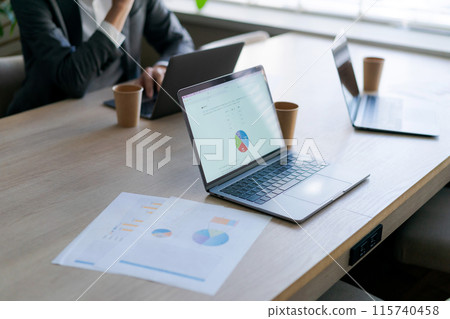Handy of businessmen meeting Handy of businessmen meeting 115740458