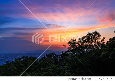奈良 大阪府堺式生駒天際線 海拔 600m 展望台日落景觀 標準變焦鏡頭 變幻的晚霞天空 ➄ 115740686