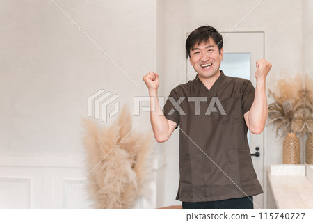 Male chiropractors, masseurs, therapists, doctors, physiotherapists, orthopedic surgeons, judo therapists, and health care workers 115740727