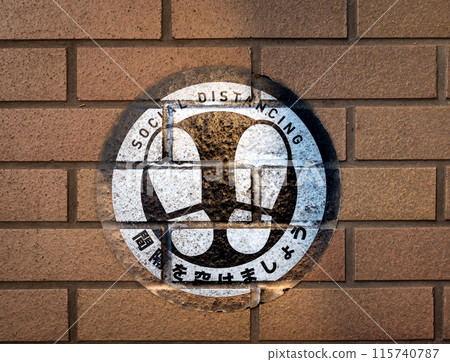 鞋標提醒人們在走道上留出空間的插圖 115740787