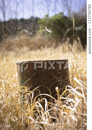 生鏽的鼓埋在枯草中 115740788