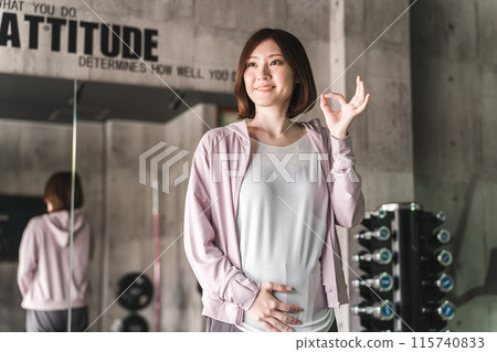 懷孕期間在健身房鍛鍊和訓練的女性（孕婦普拉提/孕婦瑜伽） 115740833