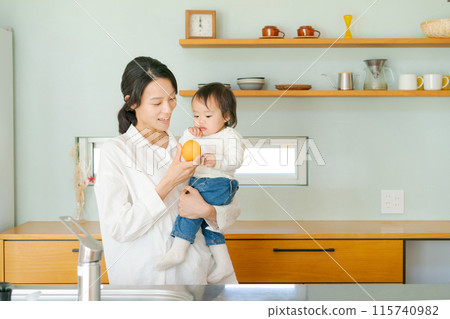 站立在廚房裡的父母和孩子 站立在廚房裡的父母和孩子 115740982