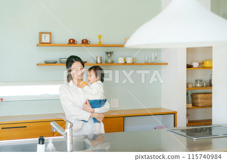 站立在廚房裡的父母和孩子 115740984