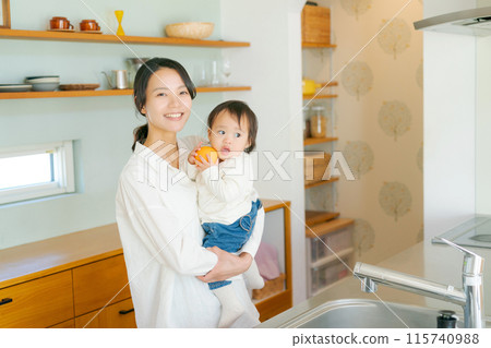 站立在廚房裡的父母和孩子 站立在廚房裡的父母和孩子 115740988