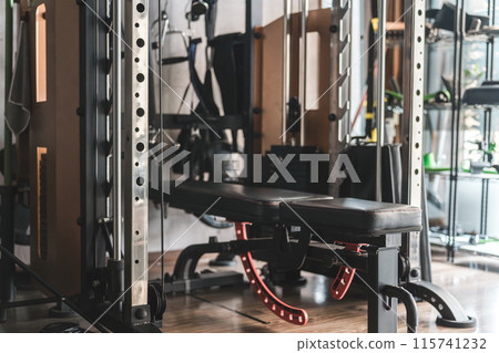 健身房內的肌力架、訓練器材和訓練機器 健身房內的肌力架、訓練器材和訓練機器 115741232