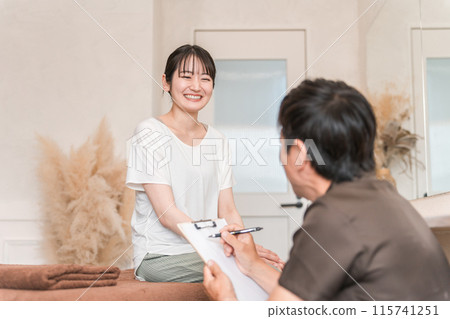 在脊椎按摩診所和整骨診所進行諮詢、檢查、諮詢和提問的脊椎按摩師和治療師的男性和女性客戶 在脊椎按摩診所和整骨診所進行諮詢、檢查、諮詢和提問的脊椎按摩師和治療師的男性和女性客戶 115741251