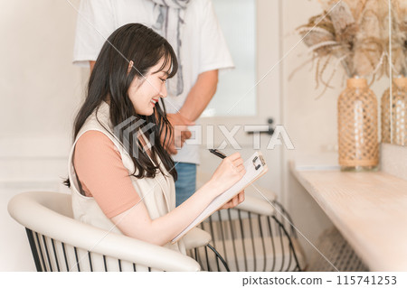 Male hairdresser working at a beauty salon/hair salon and female customer (counseling, hearing, hairstyle) Male hairdresser working at a beauty salon/hair salon and female customer (counseling, hearing, hairstyle) 115741253