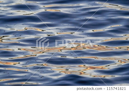 夕陽下水面閃閃發光的場景 夕陽下水面閃閃發光的場景 115741821