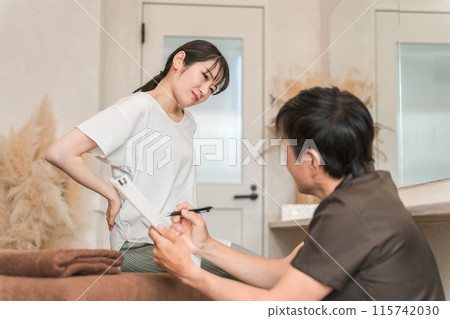 前往脊椎按摩診所/整骨診所/按摩和脊椎按摩師/治療師（背痛）的女性 115742030