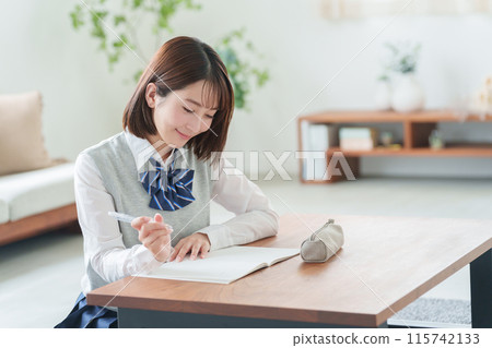 在家學習的高中生 在家學習的高中生 115742133
